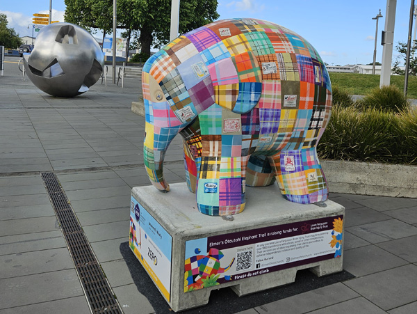 Mammoth Wolley sculpture — multicoloured wool-blanket patchwork design covering an Elmer trail elephant sculpture