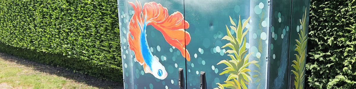 Urban Oasis mural — full view of the trompe l'oeil aquarium design with an orange betta fish and seaweed on the Chorus street cabinet